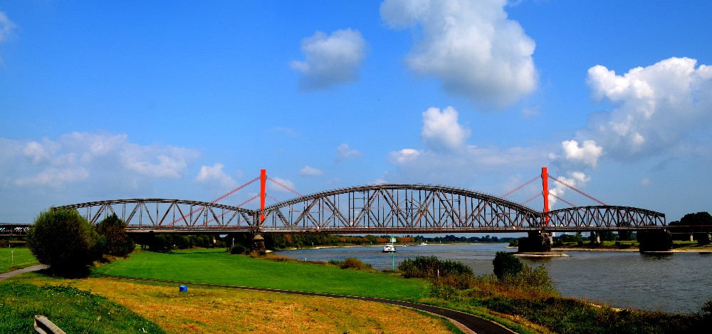 Eisenbahnbrücke über den Rhein