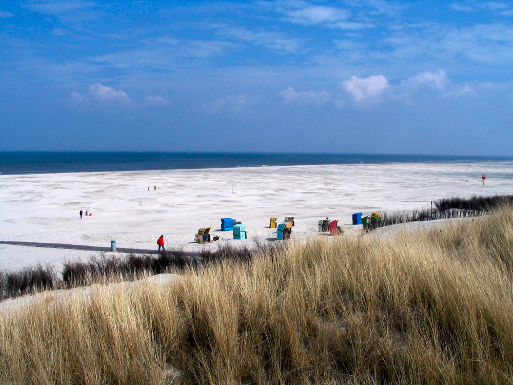 Traumhafter weißer Sandstrand, soweit das Auge reicht.